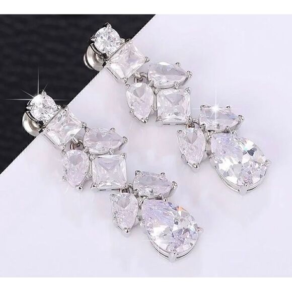 💙 Beautiful crystal leaf design drop dangle sparkling earrings 💙 - Picture 2 of 6